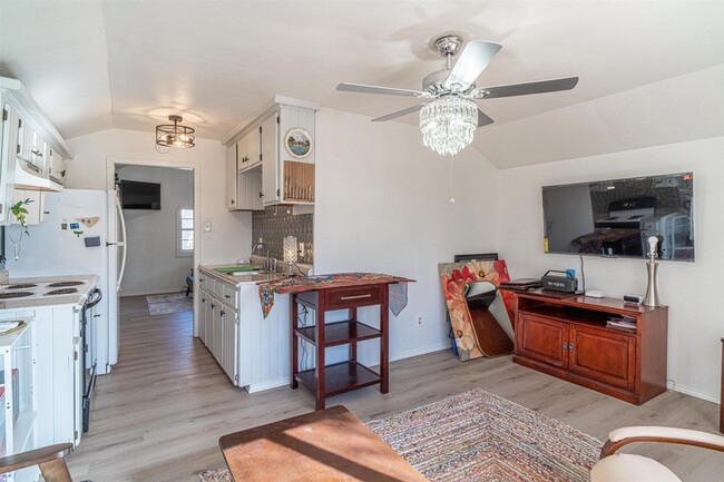 Building Photo - 716 E Losoya St