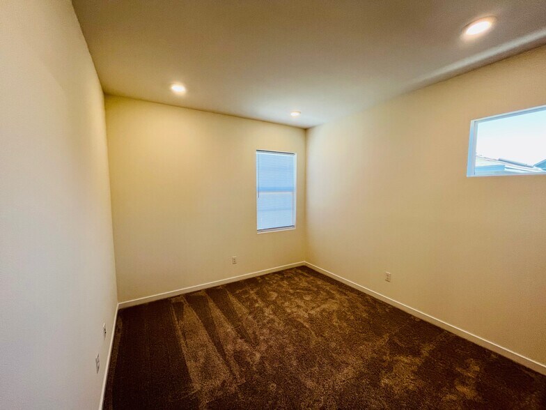 Building Photo - 27019 Evening Sky Plz