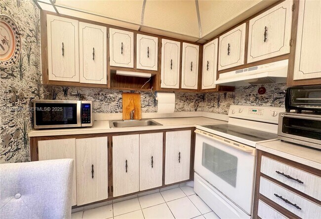 Building Photo - 612 Normandy Ln