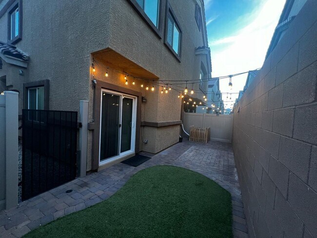 Building Photo - 3 bedroom/ 2 bath condo in gated community