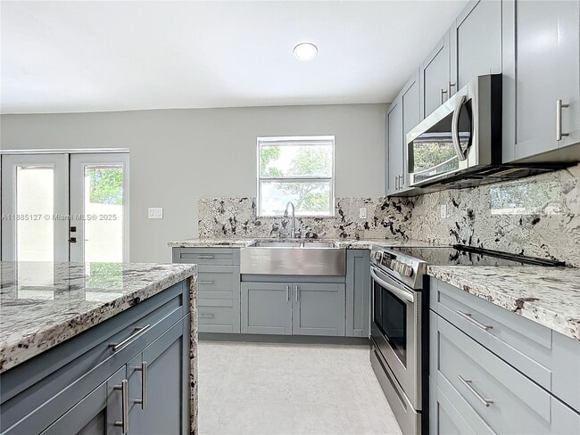 Building Photo - 13804 Kendale Lakes Dr