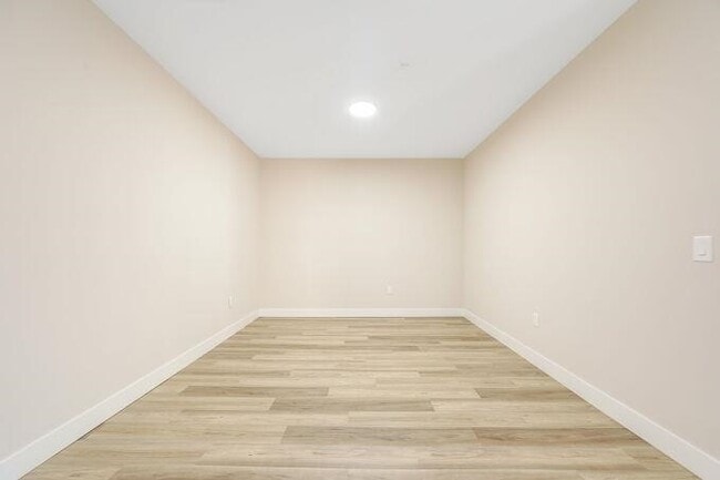 Building Photo - 304 61st St