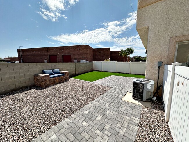 Building Photo - 1 WEEK FREE RENT!! 3 BEDROOM TOWNHOME WITH YARD + 2 CAR GARAGE IN GATED HENDERSON COMMUNITY