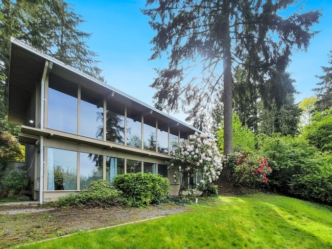 Building Photo - Vintage architectural home looking over Seattle and Bellevue metropolitan skyline.