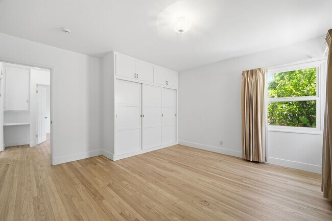 Building Photo - 2 bedroom, den and 1.5 bath, a few blocks of SPHS