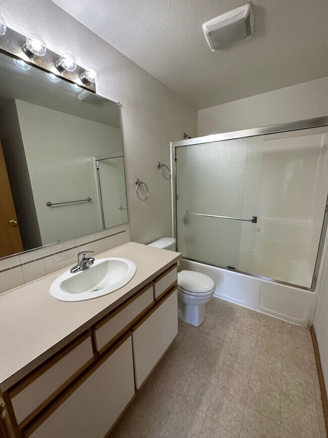 Building Photo - 762 SW 206th Pl