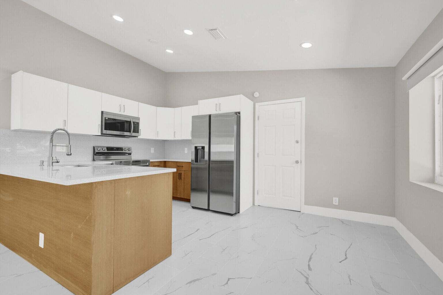 Building Photo - 23392 Country Club Dr E