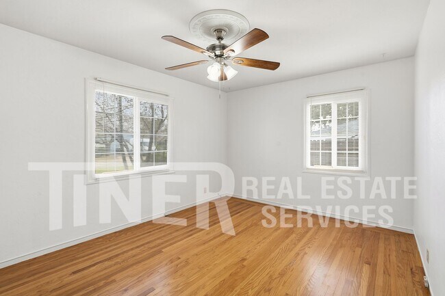 Building Photo - 2407 Sandringham Rd