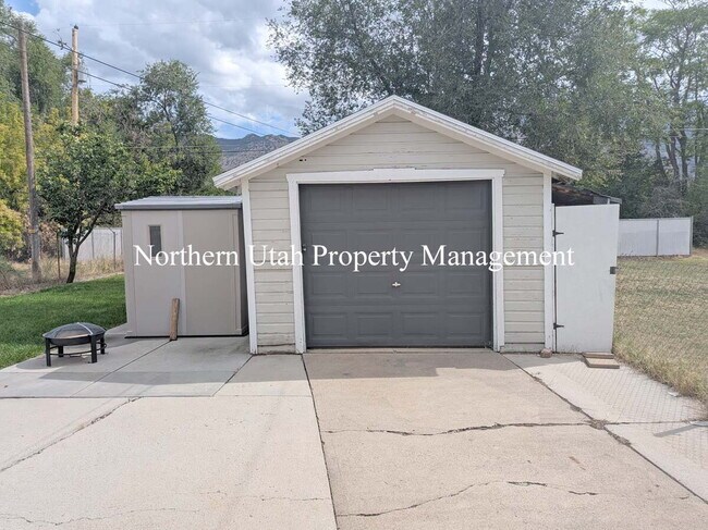 Building Photo - 3 Bed, 2 Bath, HVAC