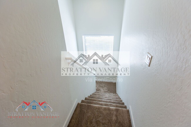 Building Photo - 484 E Cheyenne Rd