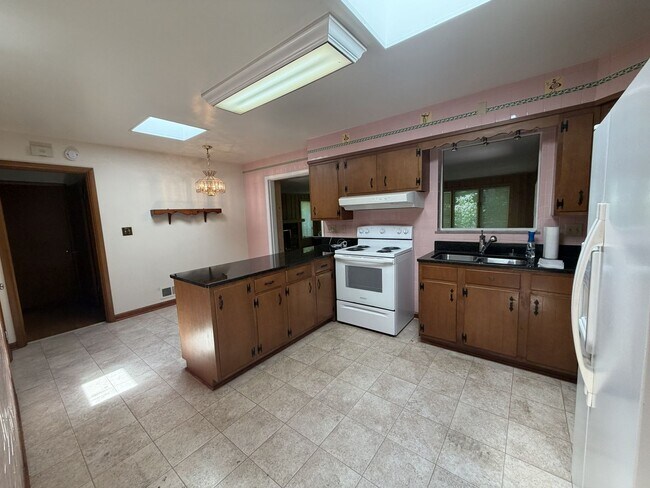 Building Photo - 926 Laurelwood Rd