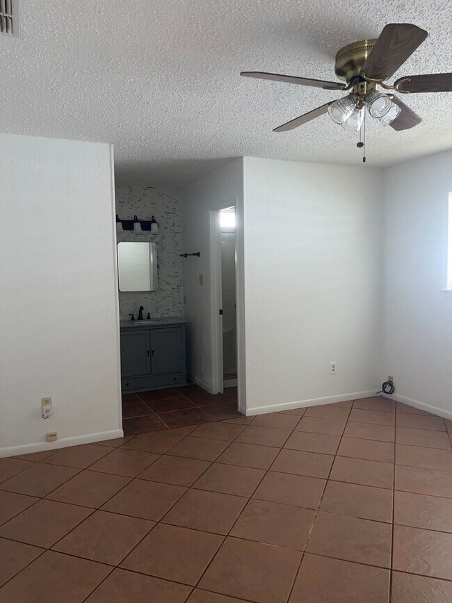 Building Photo - Flour Bluff 3 bedroom 2 bathroom