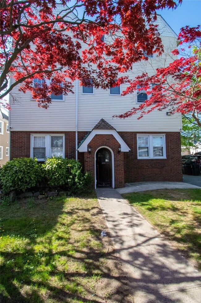 Building Photo - 840 Seaman Ave