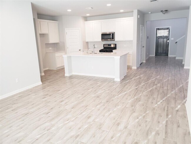 Building Photo - 124 Peruvian Ln
