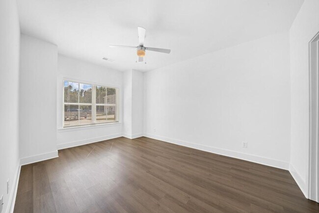 Building Photo - Spacious Home with Fenced Backyard!