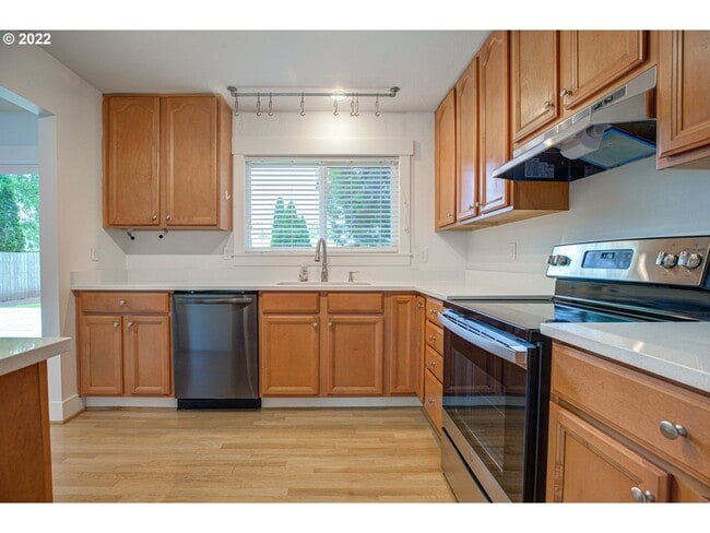 Building Photo - Lovely Ranch style home with park like rear fenced yard, Commonwealth lake Park just around the c...