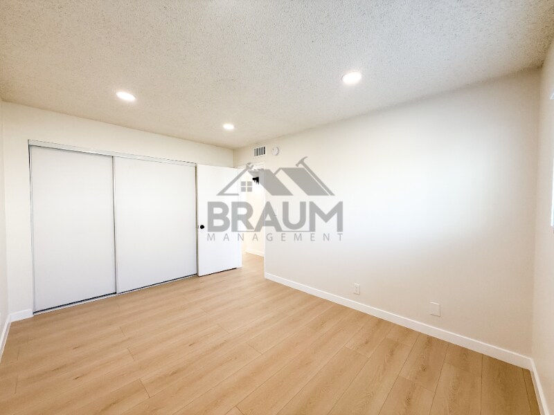 Building Photo - 14801 Delano St