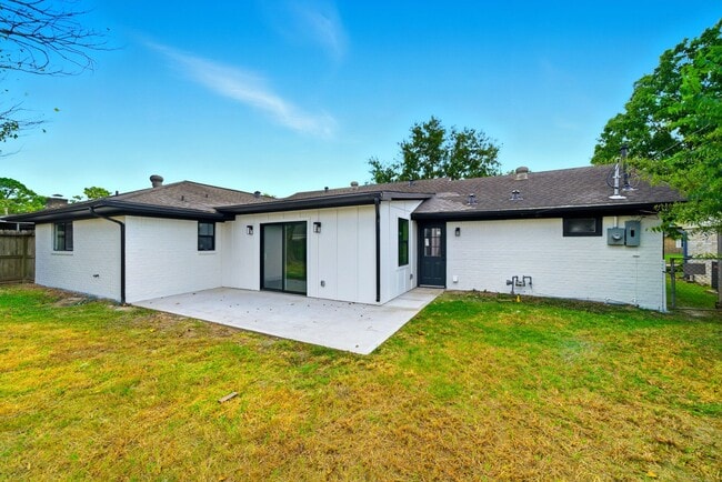 Building Photo - 6034 Birchmont Dr