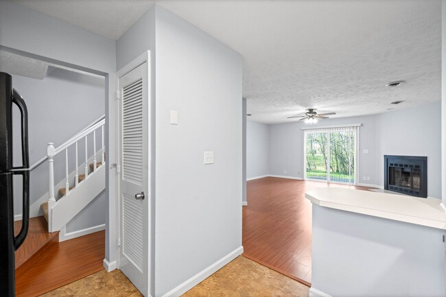 Building Photo - 2 Bedroom Condo For Rent Near Post!