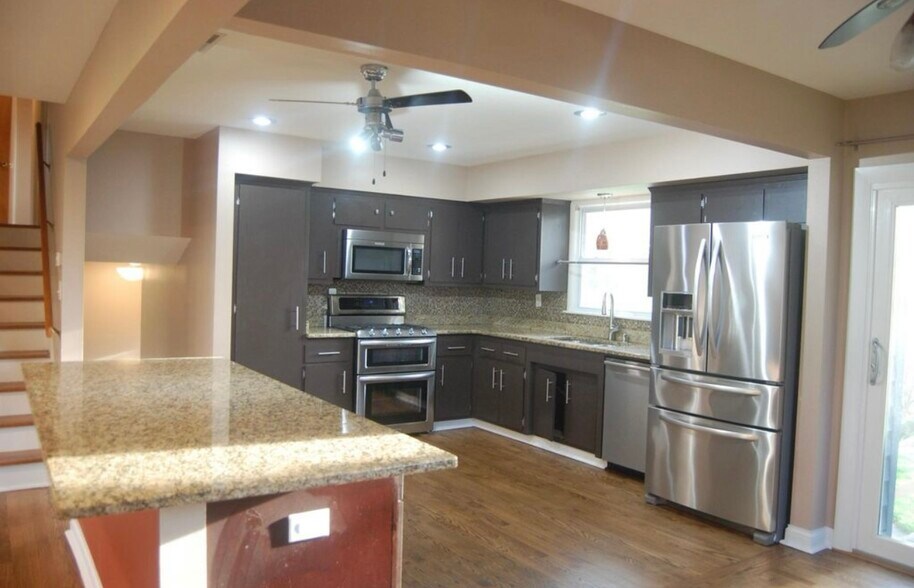 Building Photo - 4575 Coral Dr