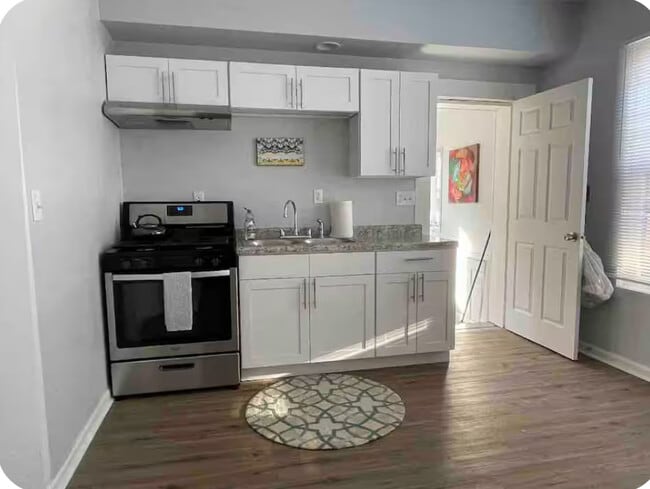Building Photo - 4 bed with office 1.5 bath Urban Artsy Home