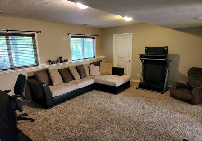Building Photo - 5900 Clear Pointe Dr SE