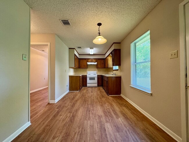 Building Photo - Single Family Home *LEASING SPECIAL AVAILA...