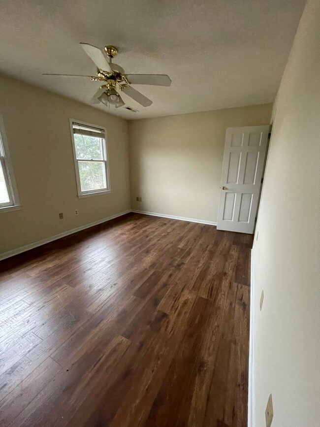 Building Photo - Lovely 2 bedroom 1.5 Bath  Townhome in Cit...