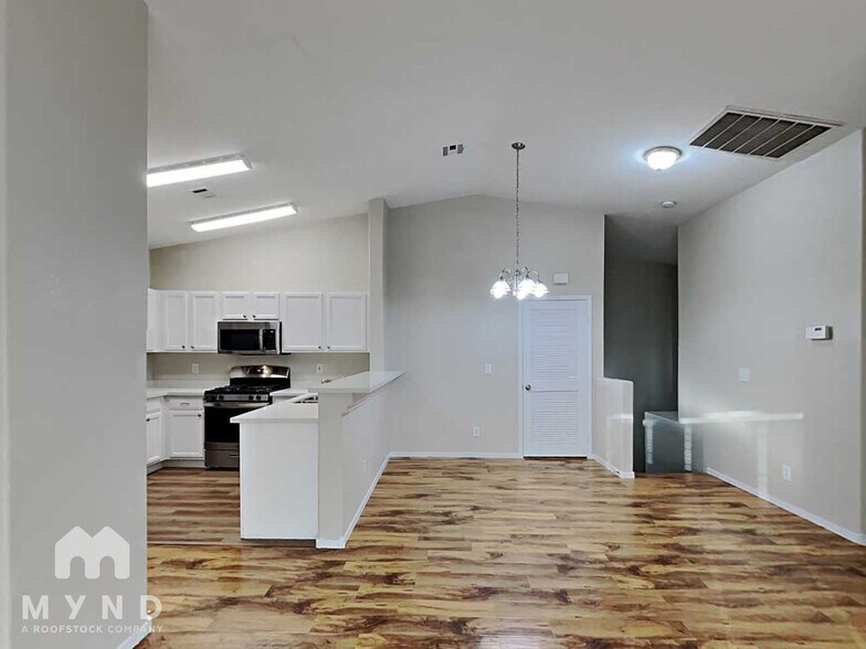 Building Photo - 2590 Alias Smith Dr