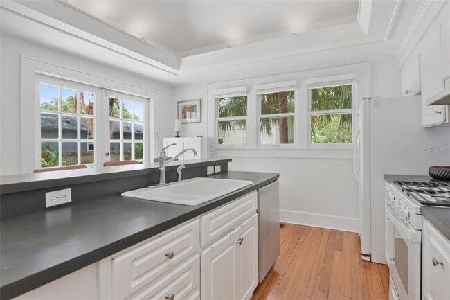Building Photo - 126 8th Ave NE