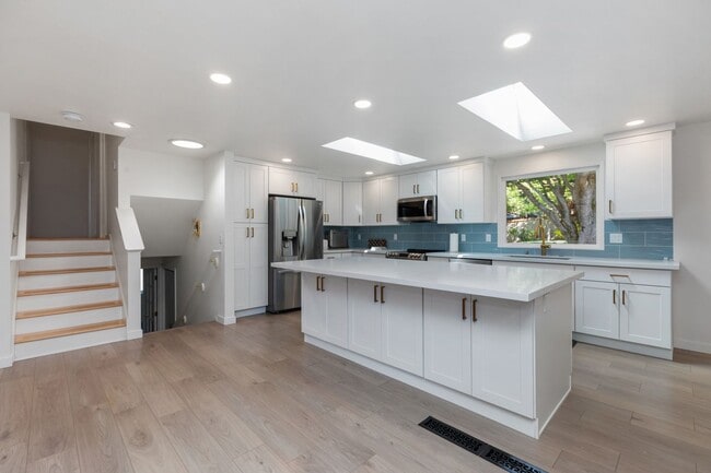 Building Photo - Beautiful 4 Bedroom Home in Richmond