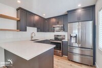 Building Photo - Modern 2Bdm 1Ba Apartment in the Azalea Pa...