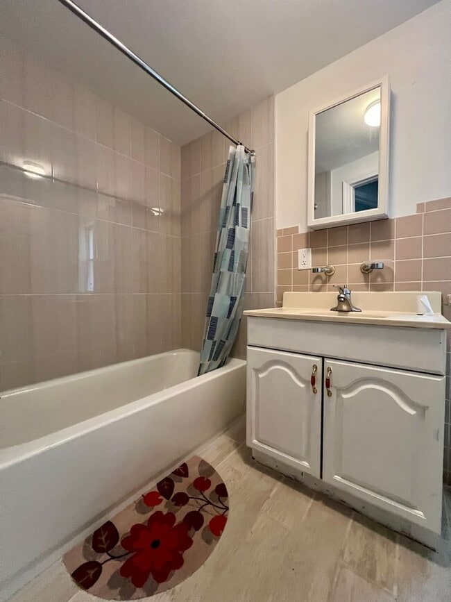 Building Photo - Stunning 2-Bedroom Townhome in the heart of Passyunk Square! Available NOW!