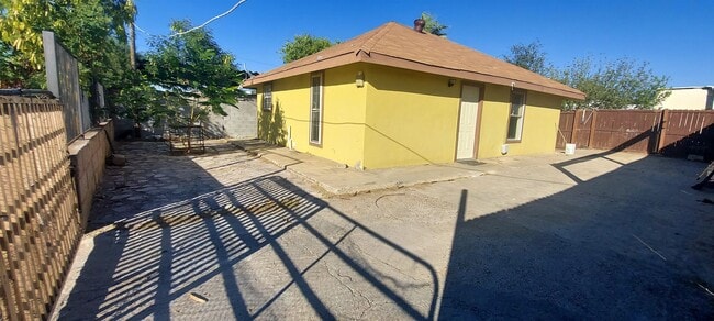 Building Photo - 207 Arco Iris Road