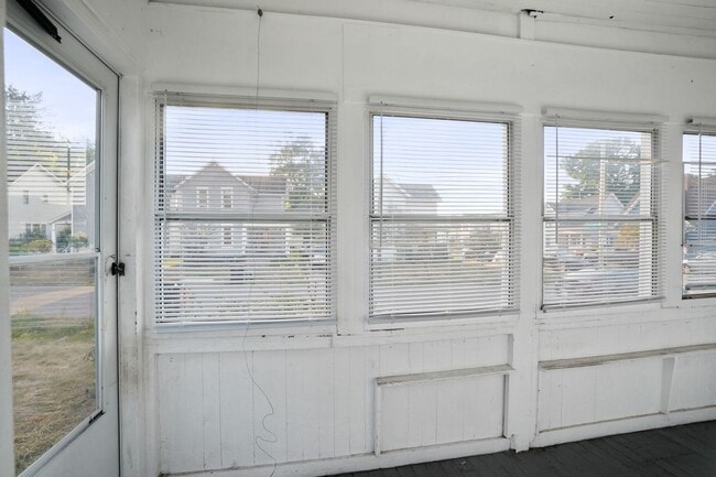 Building Photo - 4 BED/1 BATH IN NEWARK