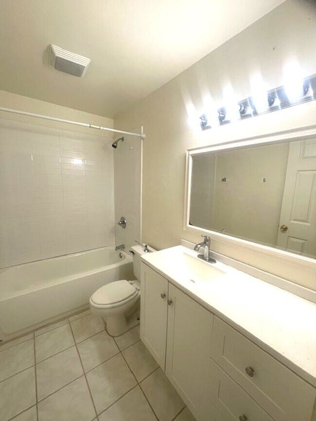 Building Photo - Beautiful 4 bed/ 2 bath/ 2 parking In Kaneohe