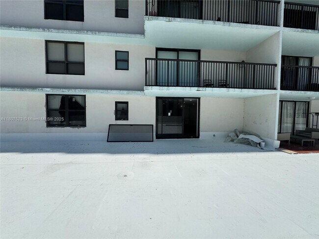 Building Photo - 1800 Collins Ave