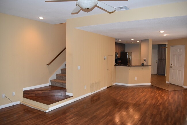 Building Photo - 2 Story 3 Bedroom 2.5 Bath Townhome with A...