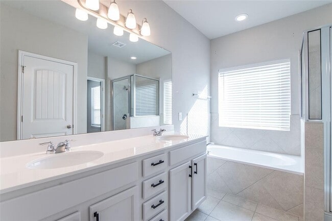 Building Photo - 921 Medina Wy