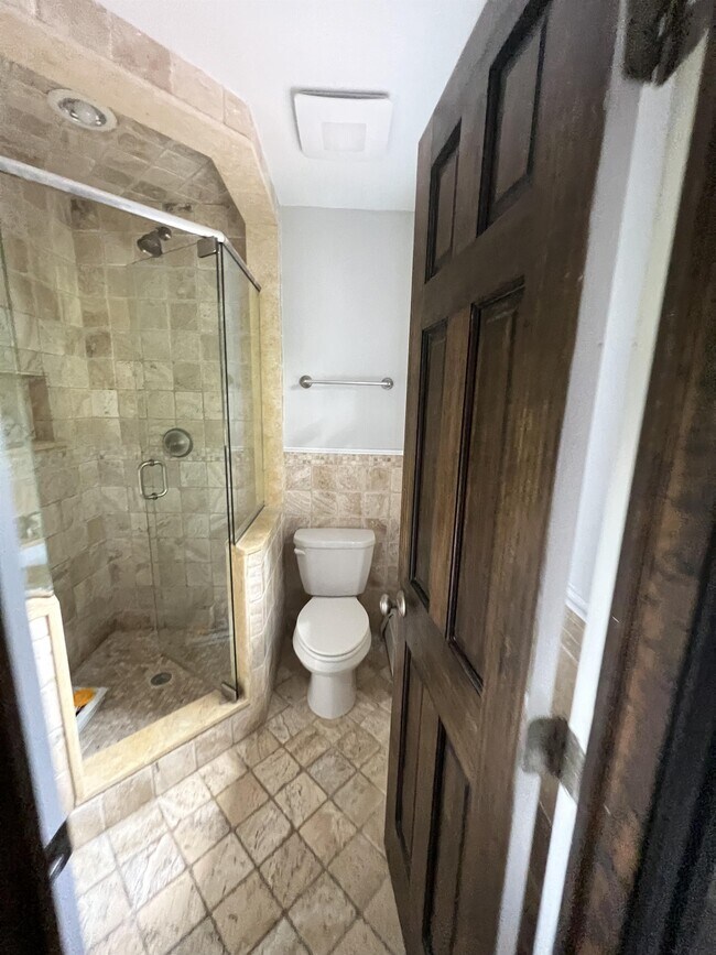 Building Photo - 1040 Daniels Farm Rd