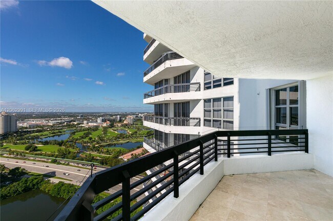 Building Photo - 3500 Mystic Pointe Dr