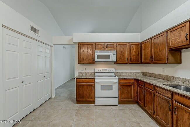 Building Photo - 5136 E Evergreen St