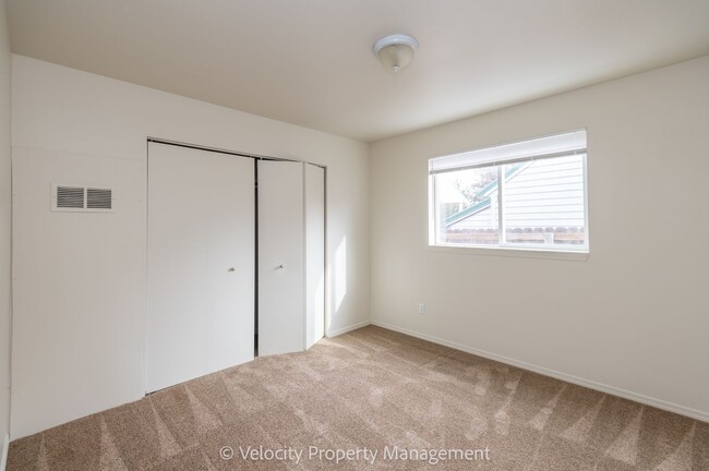 Building Photo - Bright and spacious 2 bedroom home!