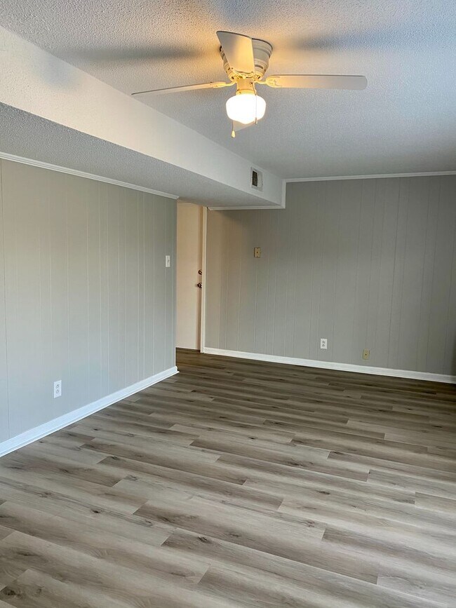 Building Photo - Location Location Location!!! 4bdr/2ba Split Level near Clarksville County Club!!