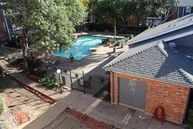 Building Photo - 18333 Roehampton Dr