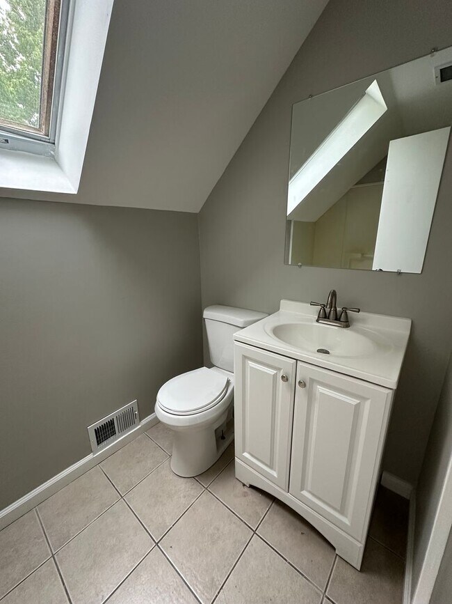 Building Photo - 4 Bedroom, 2 Bathroom Cape Cod