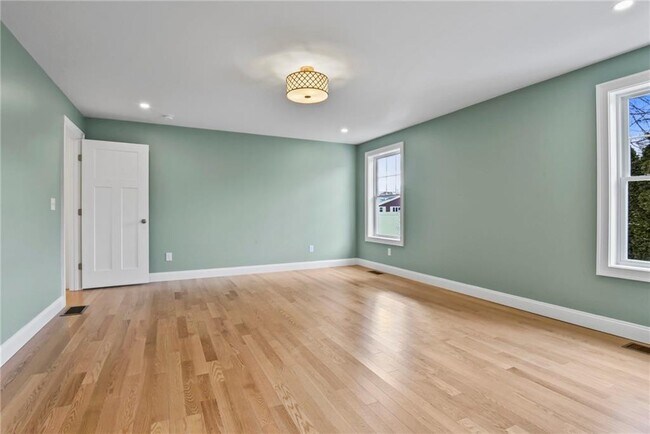 Building Photo - 95 Honeysuckle Rd