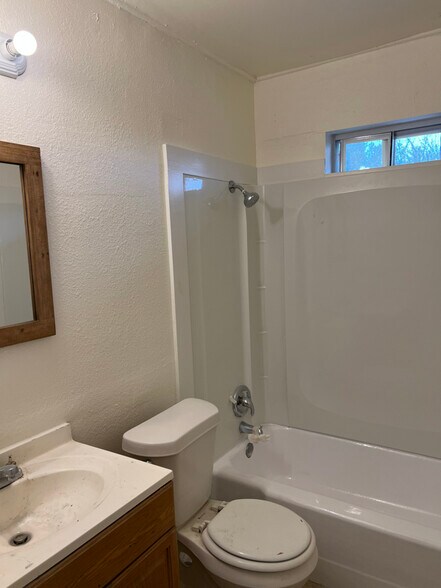Building Photo - 2074 Springvale Dr