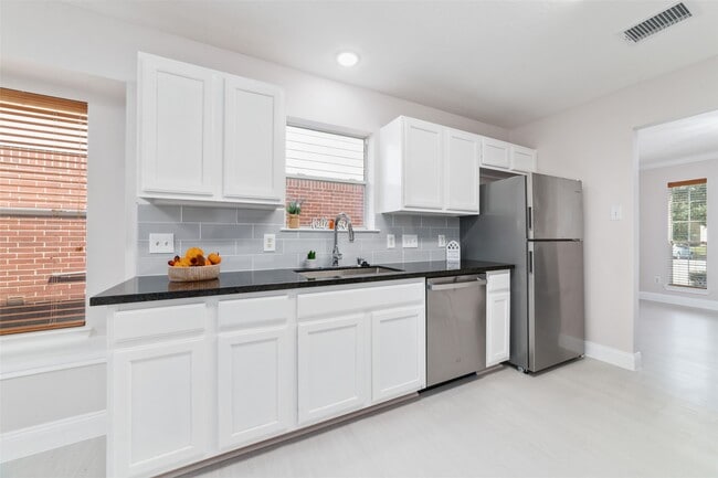 Building Photo - 8330 Malin Ct