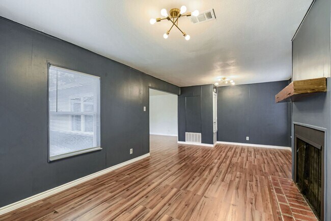 Building Photo - 8106 Windlake Dr